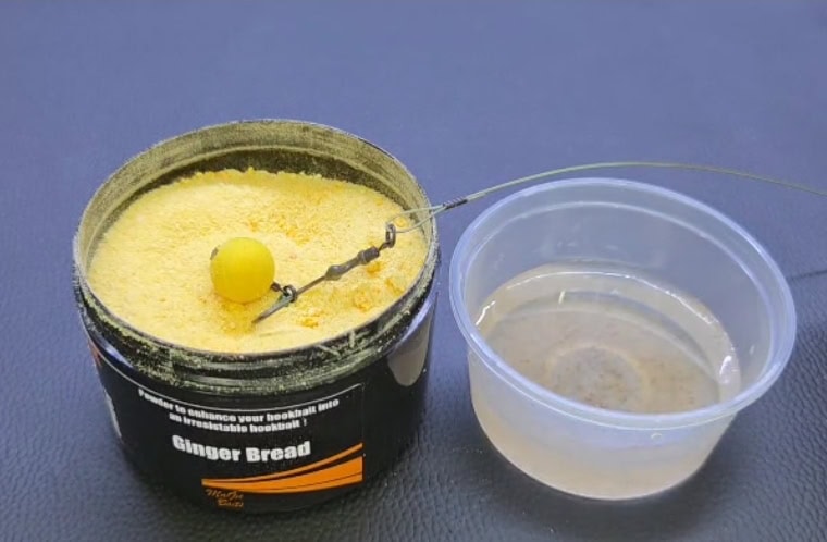 Johan Oosthuizen demonstrates how to enhance a boilie hookbait